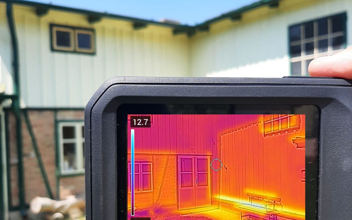 Thermografie: Wärmebildkamera vor einem Gebäude